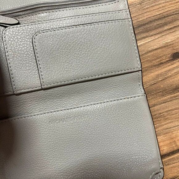 Michael Kors wallet - Picture 3 of 6